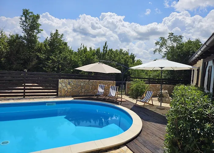 Sunny Pool Apartment